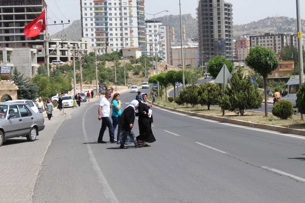 Üst Geçit Yetersizliği Vatandaşların Hayatını Riske Atıyor