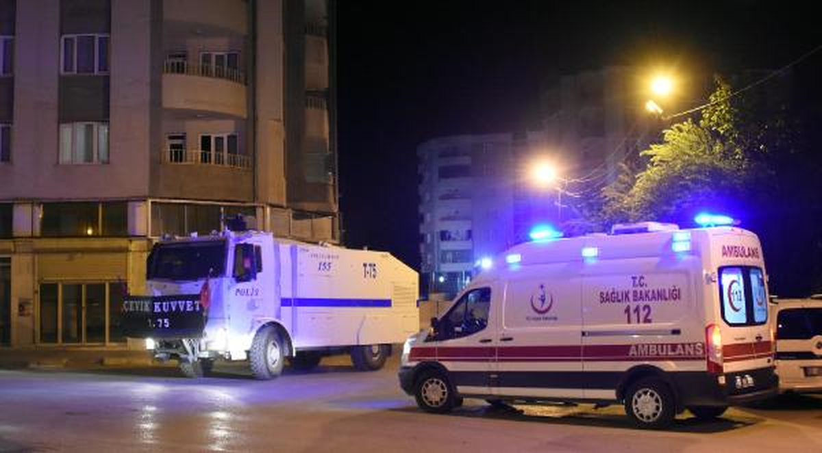 Van\'da İlçe Emniyet Müdürlüğü\'ne Havanlı Saldırı: 2 Polis ile 2 Vatandaş Yaralı