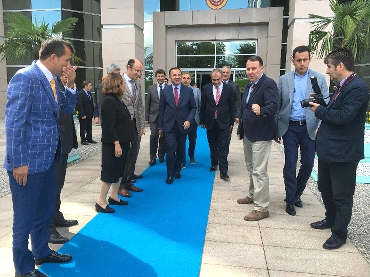 Adalet Bakanı Bekir Bozdağ, İstanbul Adliyesi\'nden Ayrıldı