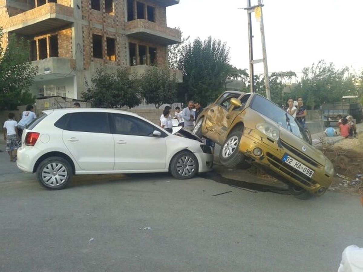 Adıyaman\'da İki Otomobil Çarpıştı