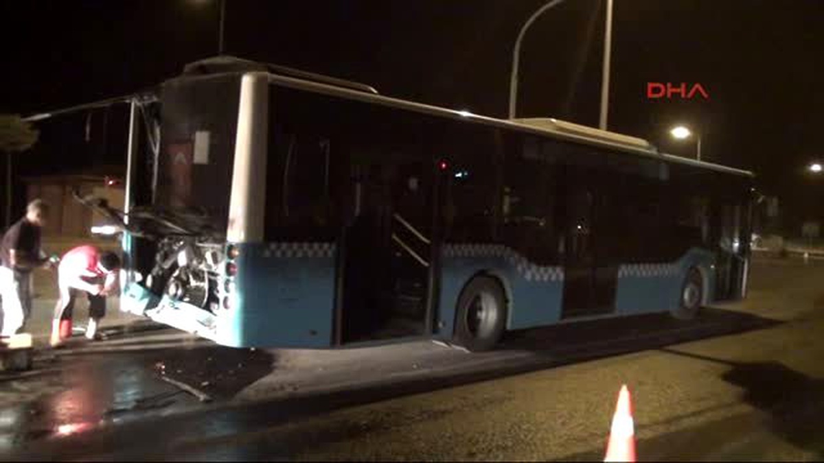 Adıyaman Minibüs, Belediye Otobüsüne Çarptı 14 Yaralı