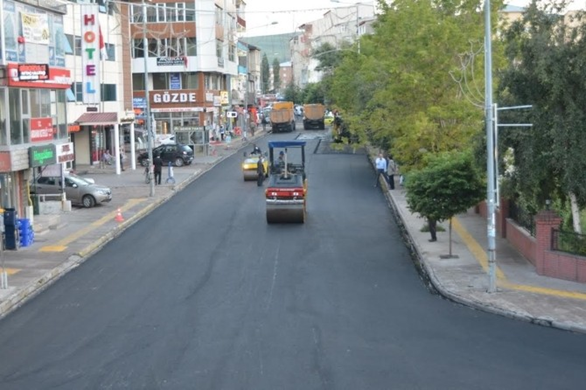 Ardahan Belediyesi Sıcak Asfalt Çalışmasına Başladı