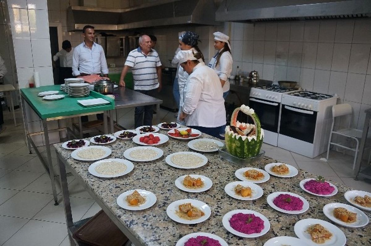Atso, Aşçı Yardımcılarını ve Garsonları İş Hayatına Hazırlıyor