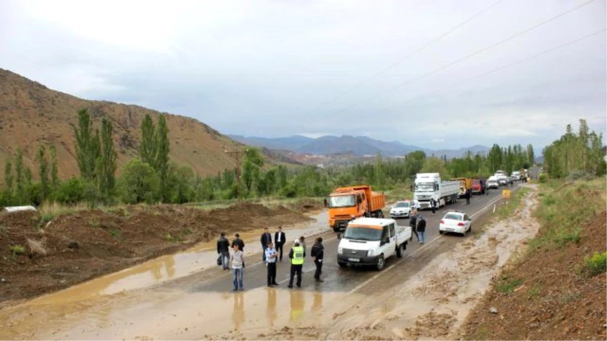 Oltu\'da Şiddetli Yağış Yol Kapattı