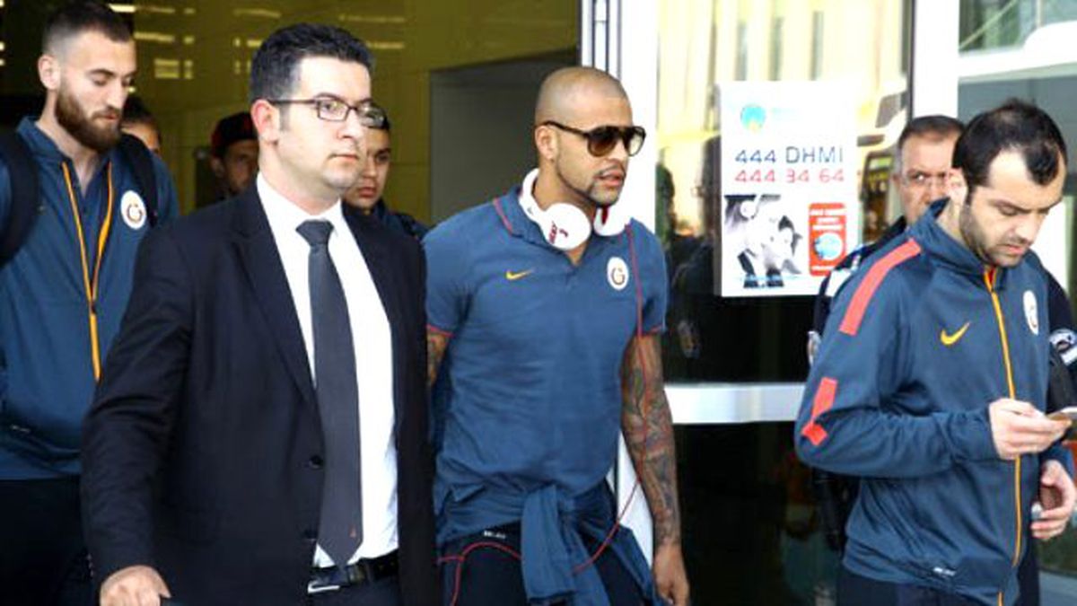 Galatasaray Kafilesi İzmir\'e Geldi