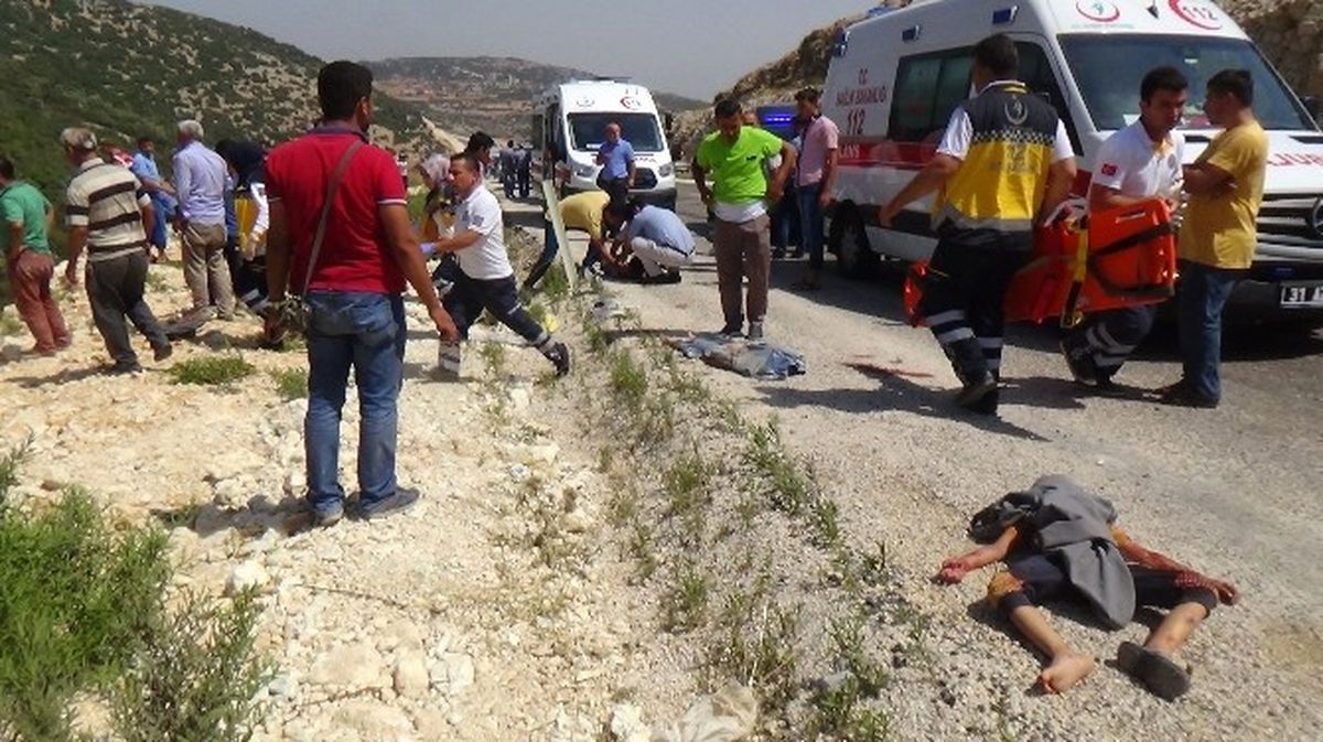 Hatay\'da Minibüs Uçuruma Yuvarlandı: 8 Ölü, 18 Yaralı