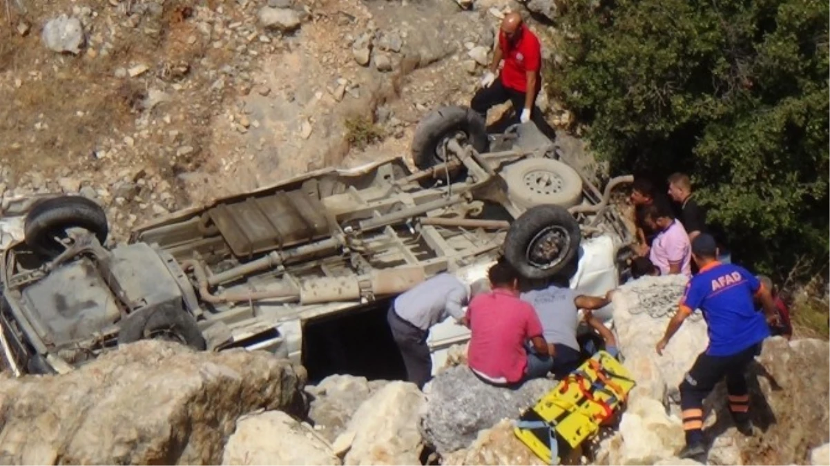 Hatay\'da Minibüs Uçuruma Yuvarlandı