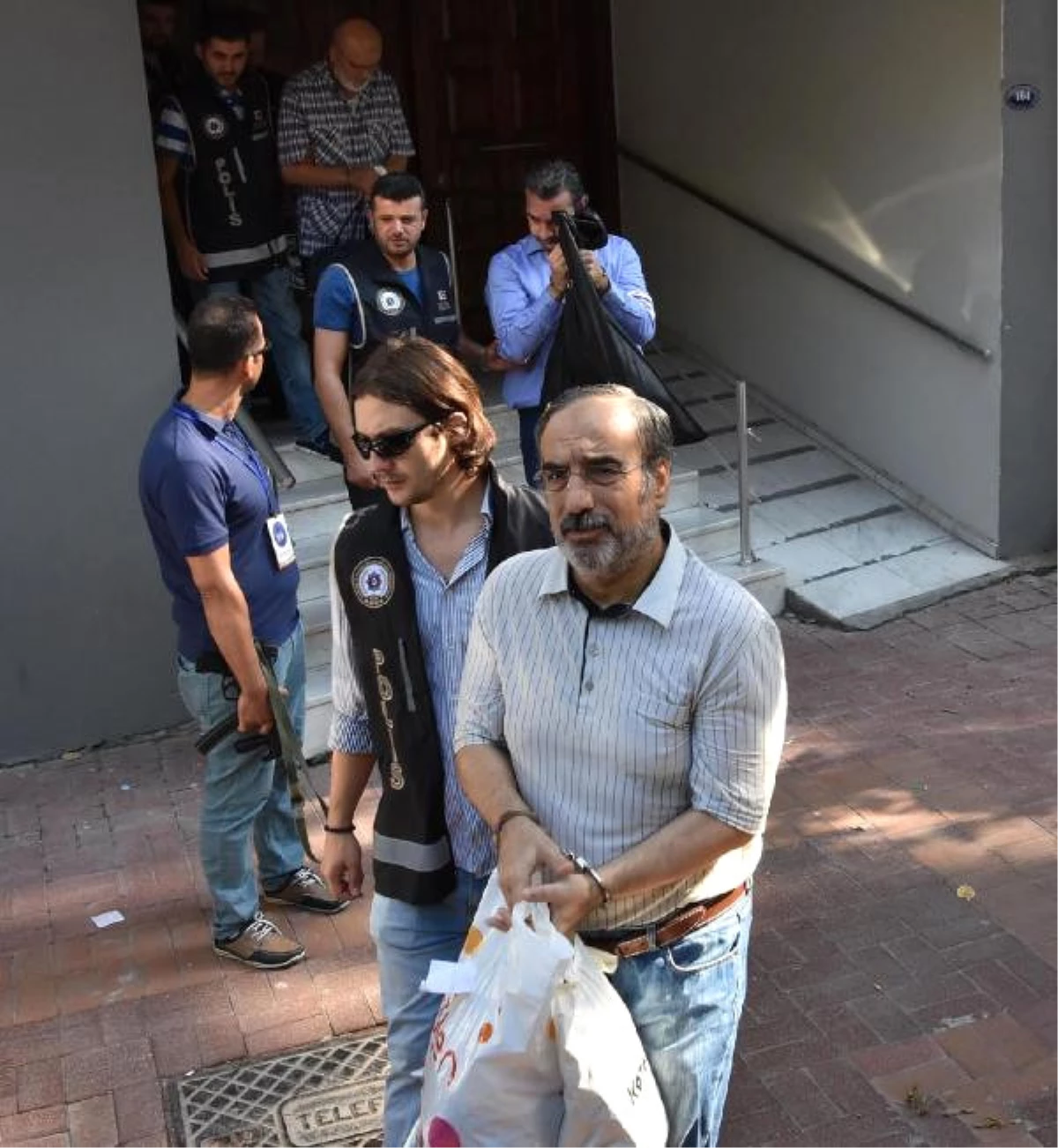 İzmir\'de Fetö\'den Gözaltına Alınan İşadamlarından 11\'i Tutuklandı