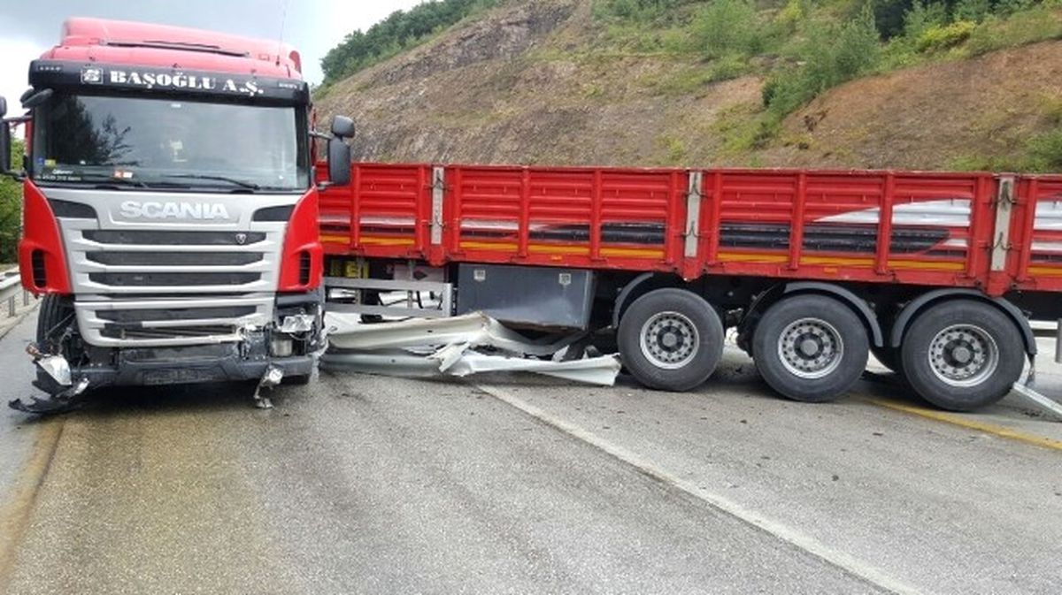 Karşı Şeride Geçen Tır Yolu 3 Saat Trafiğe Kapattı