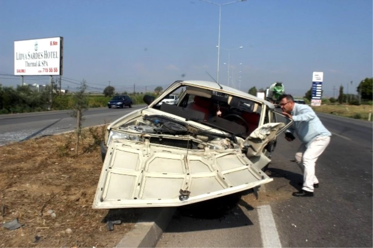 Manisa\'da Otomobil Aydınlatma Direğine Çarptı: 4 Yaralı