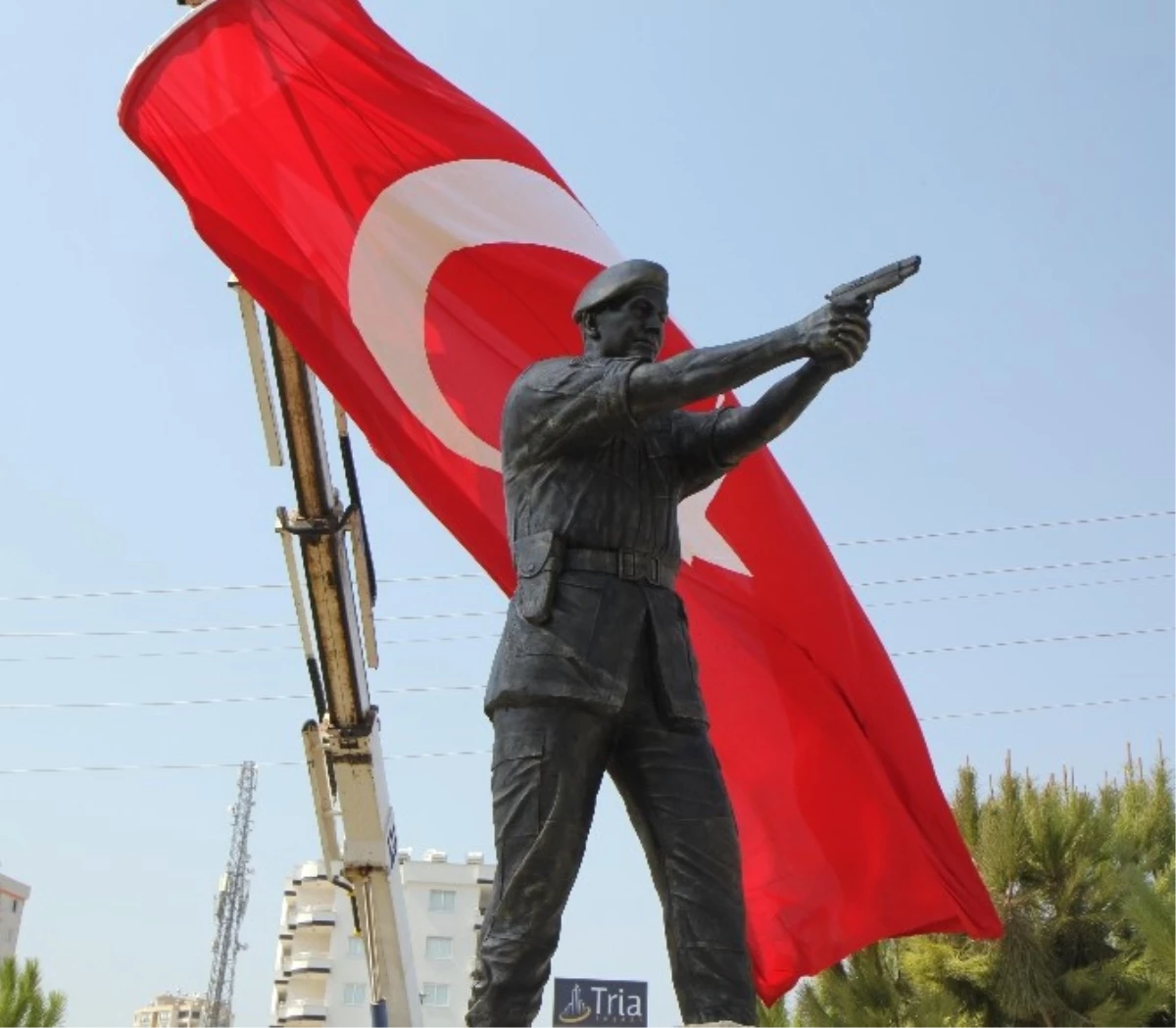 Mersin\'de Ömer Halisdemir\'in Anıt Heykeli Dikildi