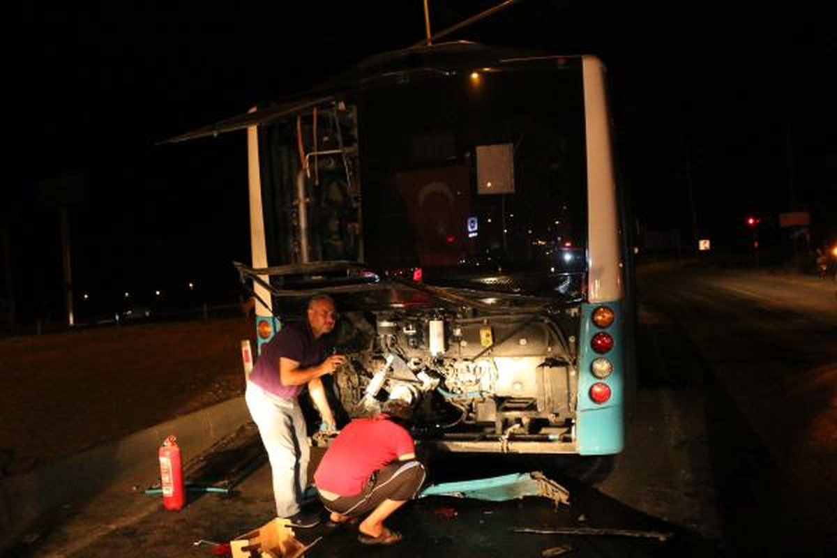 Minibüs, Belediye Otobüsüne Çarptı: 14 Yaralı