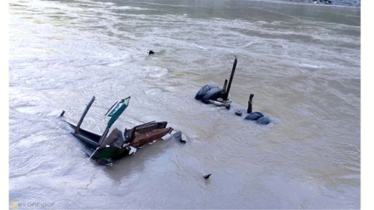 Nepal\'de Yolcu Otobüsü Nehre Yuvarlandı: En Az 20 Ölü, 17 Yaralı