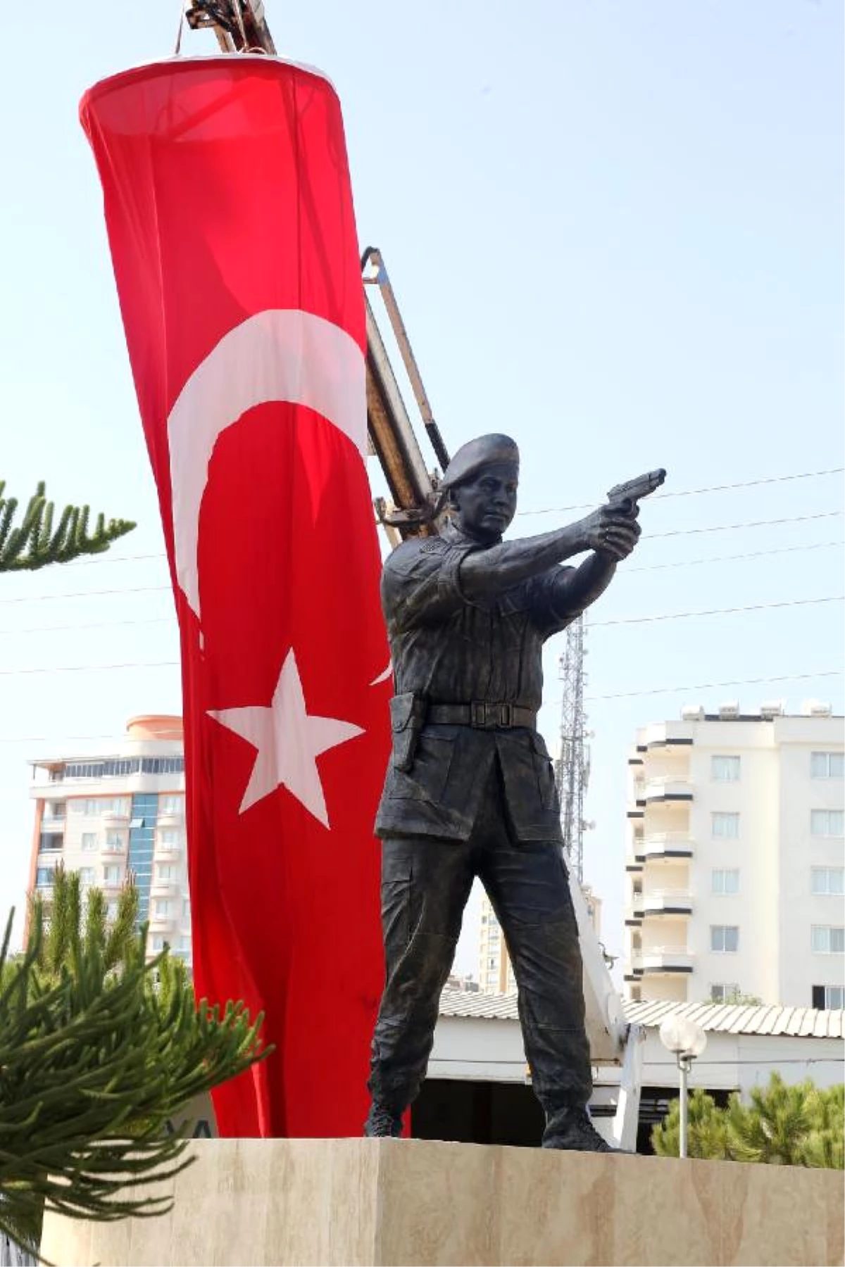 Şehit Astsubay Ömer Halisdemir\'in Heykelini Diktiler