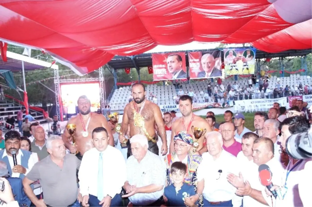 Tarihi Çardak Yağlı Güreşleri Başpehlivanı Orhan Okulu Oldu