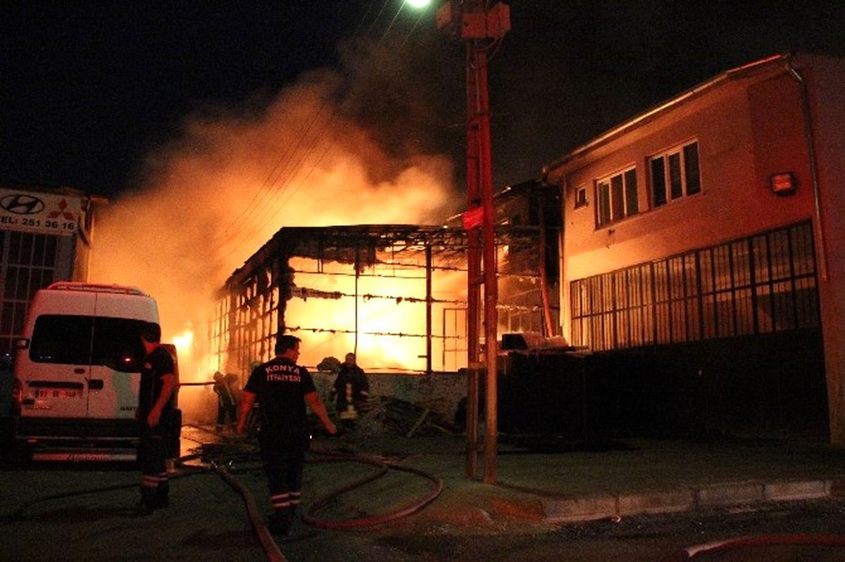 Yangında Üç İş Yeri ve Kamyon Kül Oldu