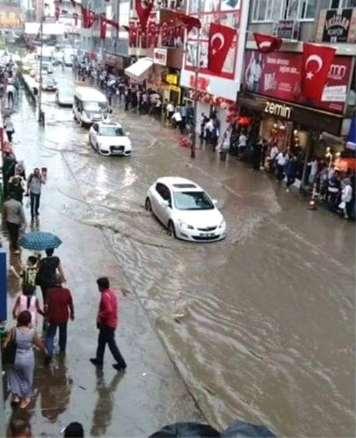 Zonguldak\'ta Yollar Sular Altında Kaldı