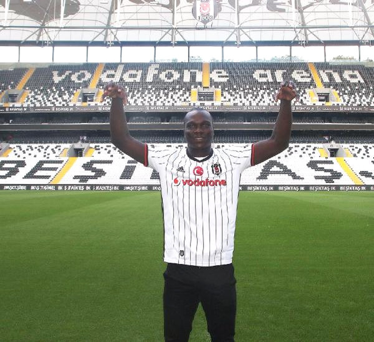 Aboubakar, Beşiktaş Formasıyla Poz Verdi