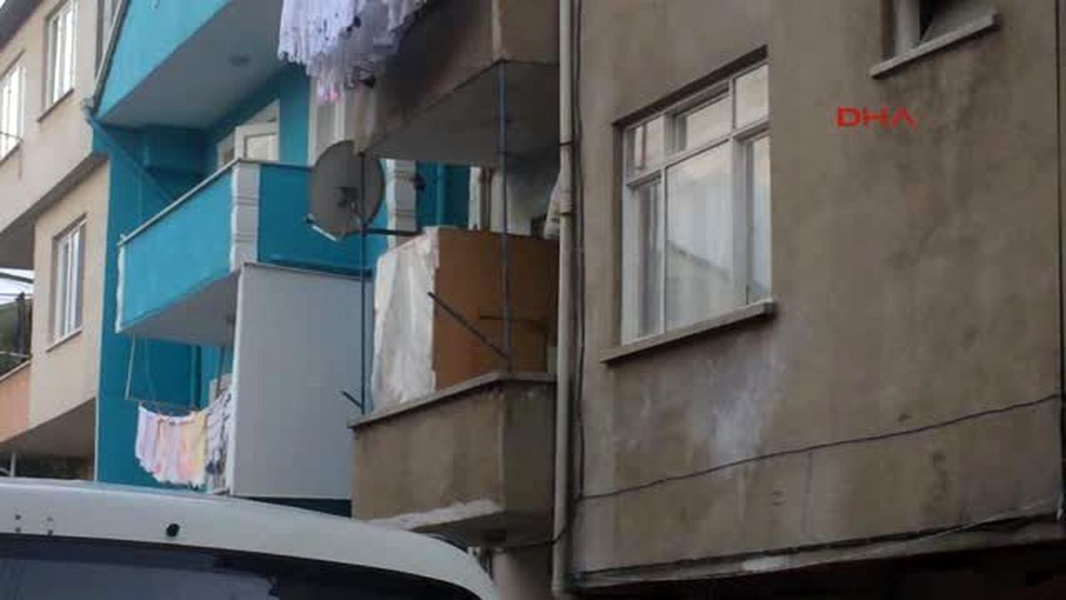 Babasını Balkondan Attı, Ardından da Bıçaklayarak Öldürdü