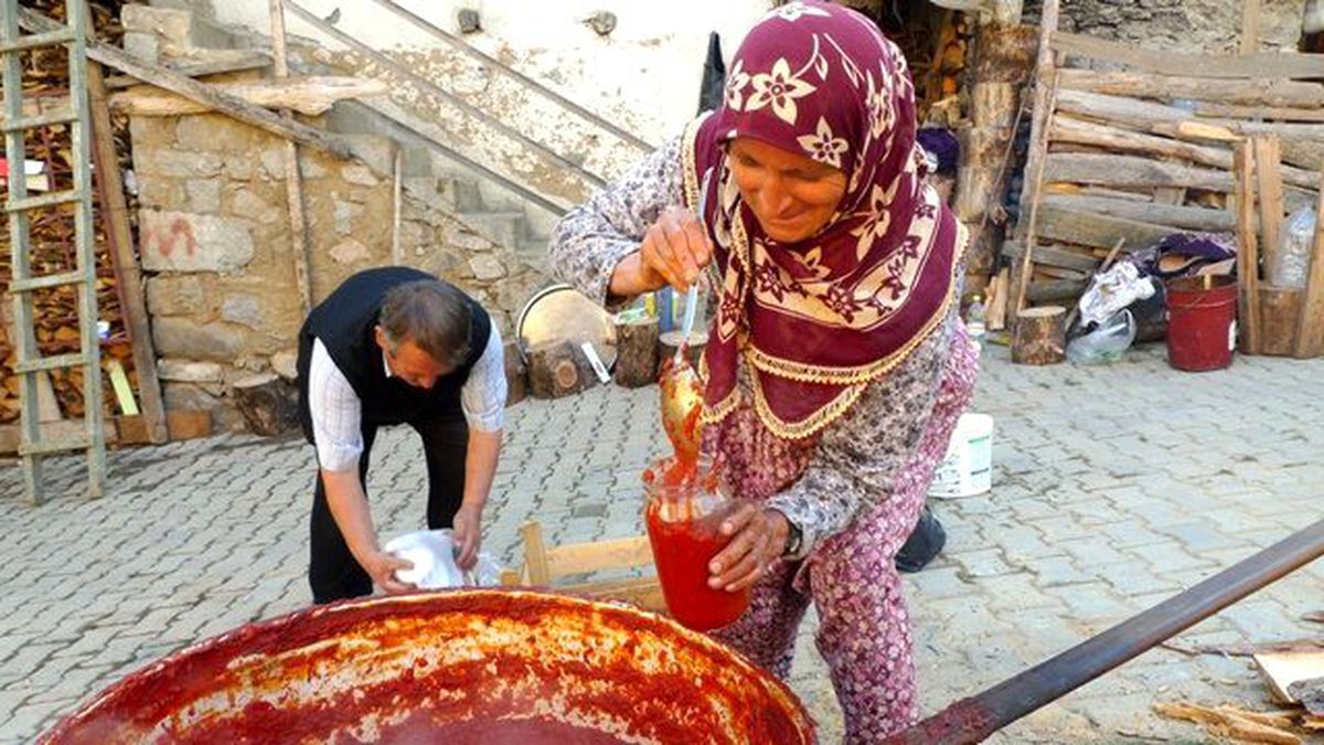 Anadolu Kadınının Salça Mesaisi Başladı