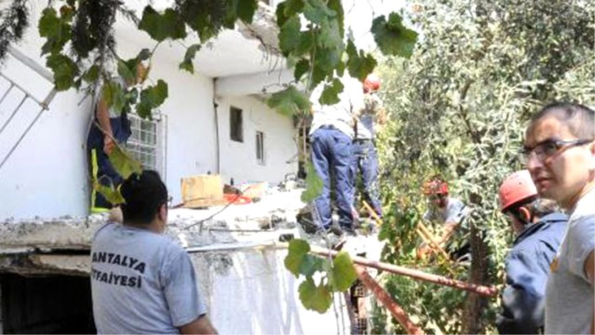 Antalya\'da Balkon Çöktü: 2 Yaralı