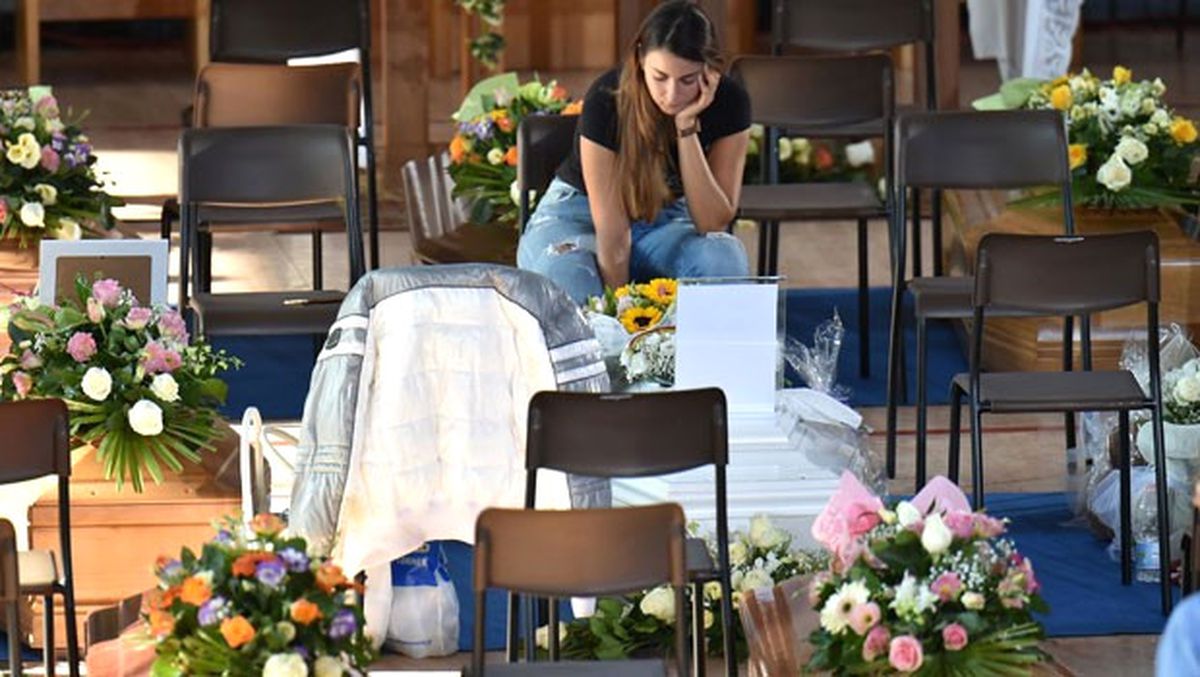 Ascoli Piceno\'da Cenazeler Toprağa Veriliyor