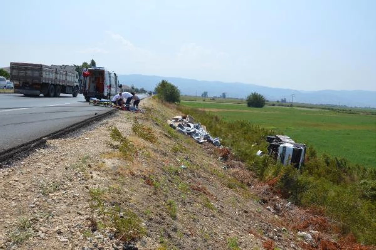 Aydın\'da Kamyonet ve Motosiklet Tarlaya Uçtu: 3 Yaralı