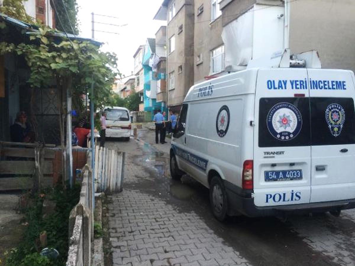 Babasını Balkondan Attı, Ardından da Bıçaklayarak Öldürdü