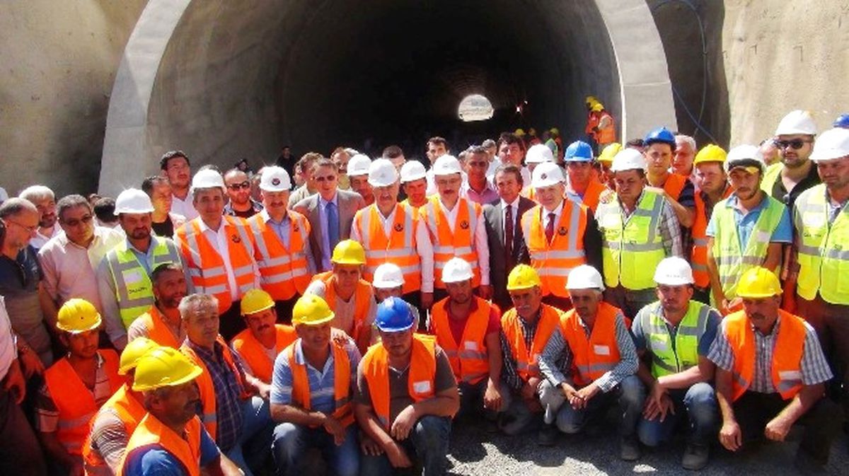 Bakanlar Tünelde İşçilerle Yemek Yedi