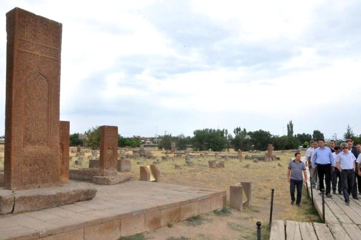 Bitlis Valisi Çınar, Malazgirt\'i Tarihli Selçuklu Mezarlığı\'nda Anlattı