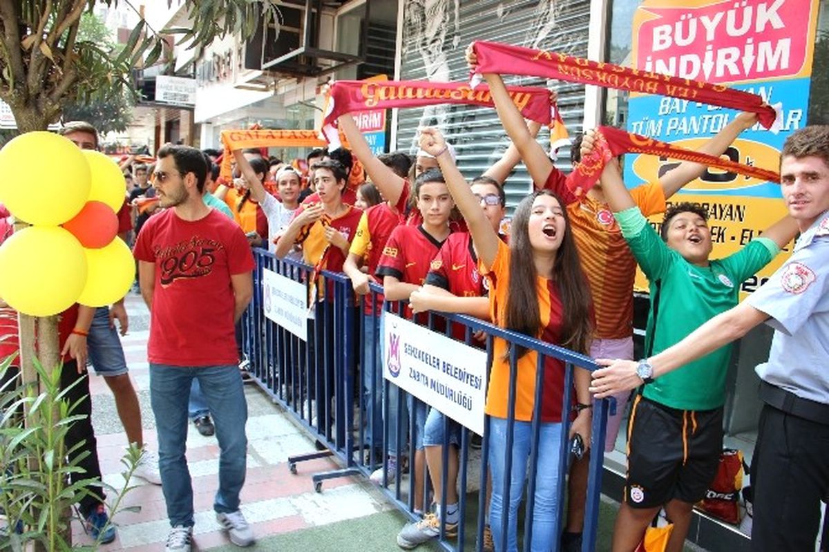 Cavanda, Manisa\'da Taraftarlarıyla Buluştu