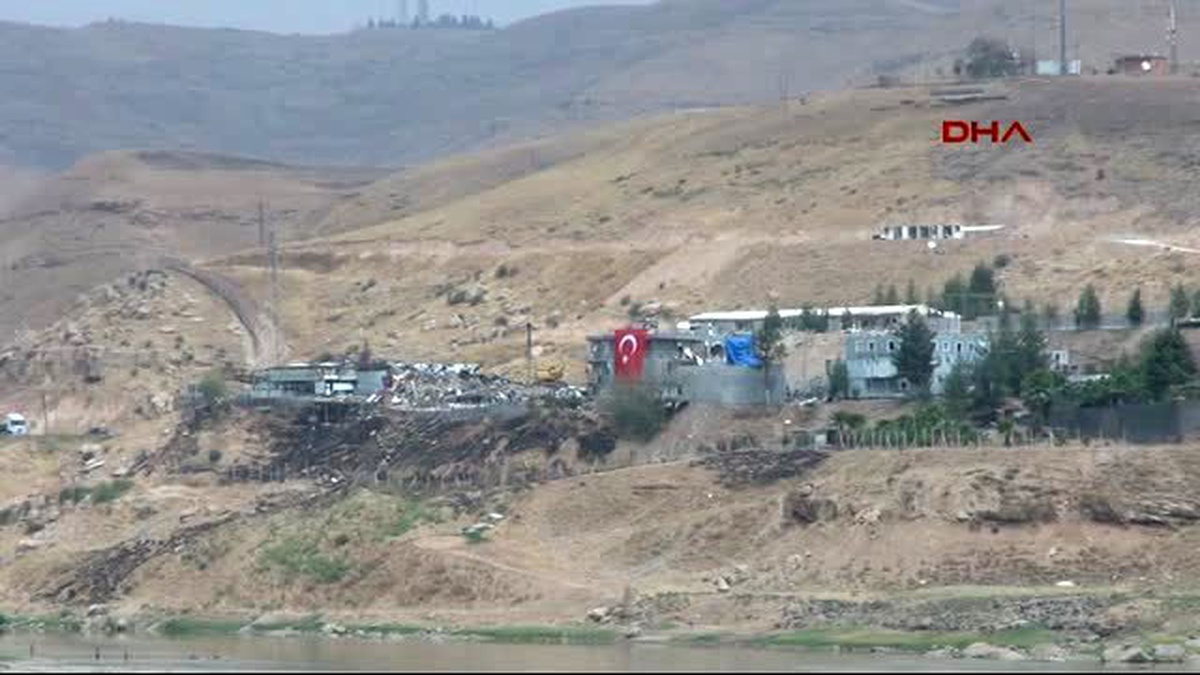 Cizre\'de PKK\'nın Bombalı Kamyonla Saldırısıyla İlgili Geniş Çaplı Operasyonlar Sürüyor