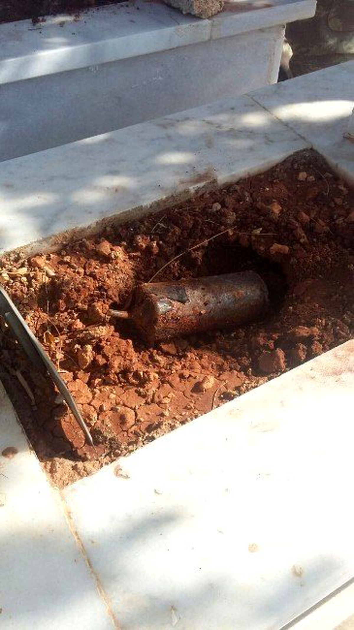 Mezarlıkta Patlayıcı Olduğu Sanılan Bir Cisim Bulundu