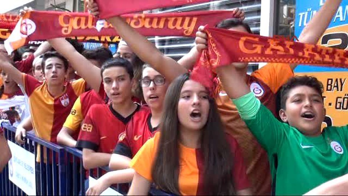 Galatasaray\'da Cavanda Taraftarla Buluştu