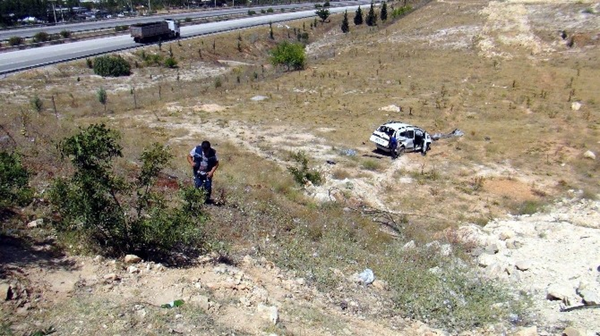 Gaziantep\'te Otomobil Şarampole Uçtu: 2 Yaralı