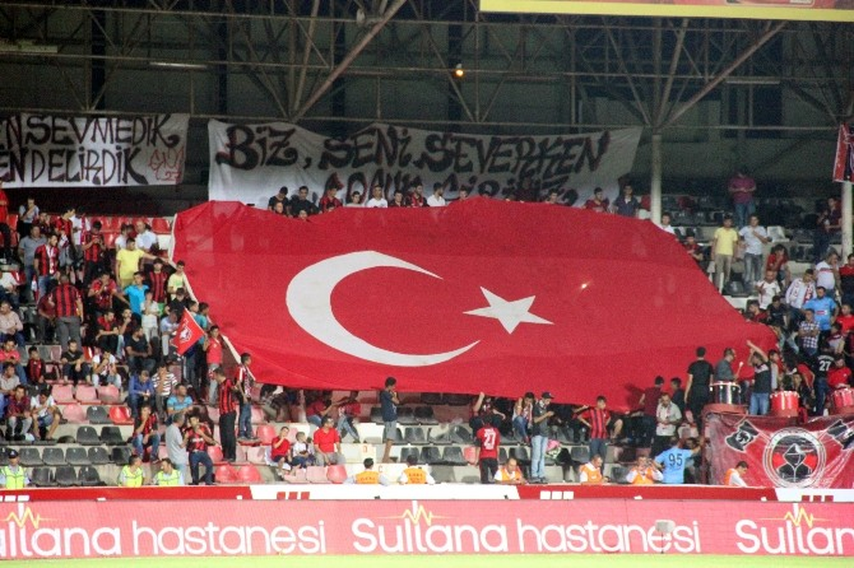 Gaziantep\'te Tribünlerin Büyük Bölümü Doldu