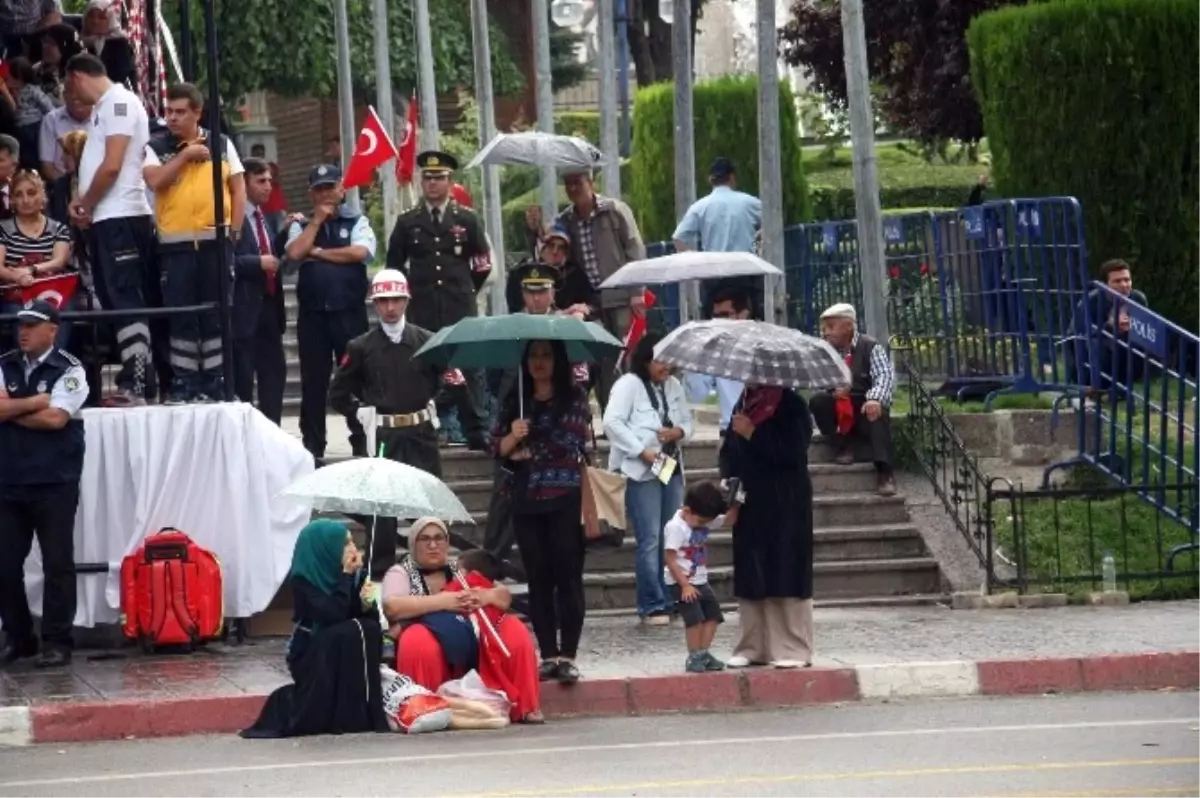 Genç Kızlardan, Kutlama Töreninde Örnek Davranış