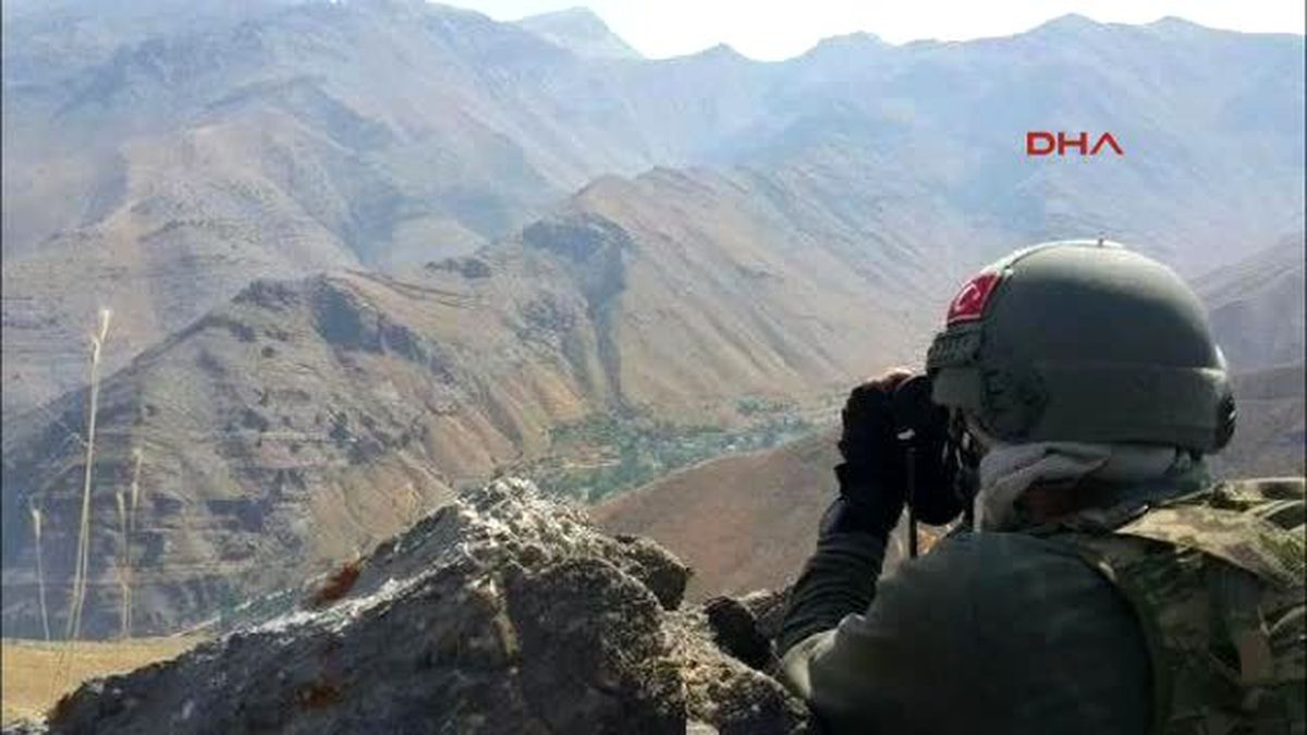 Hakkari\'de Bomba Yüklü 3 Araç Ele Geçirildi, PKK Sığınakları İmha Edildi