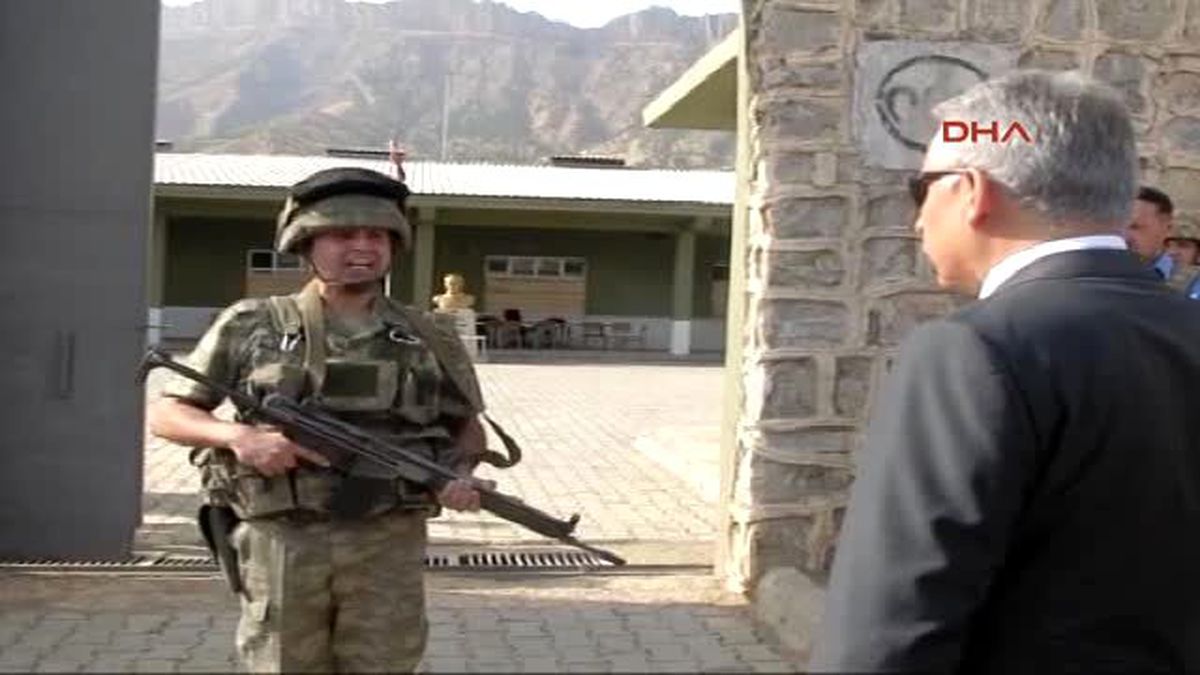 Hakkari Valisi Toprak, Sınır Birliklerini Ziyaret Etti