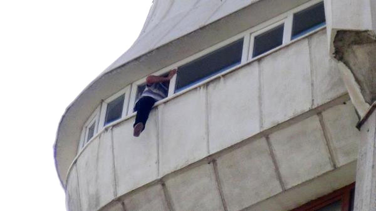 İntihar Girişimini Şova Cevirip Cep Telefonlarıyla Canlı Yayınladılar