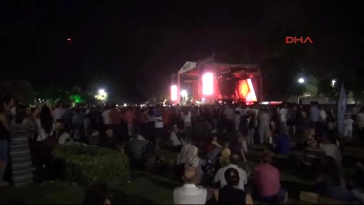 İzmir-Fuar Açılış Konseri Murat Boz\'dan