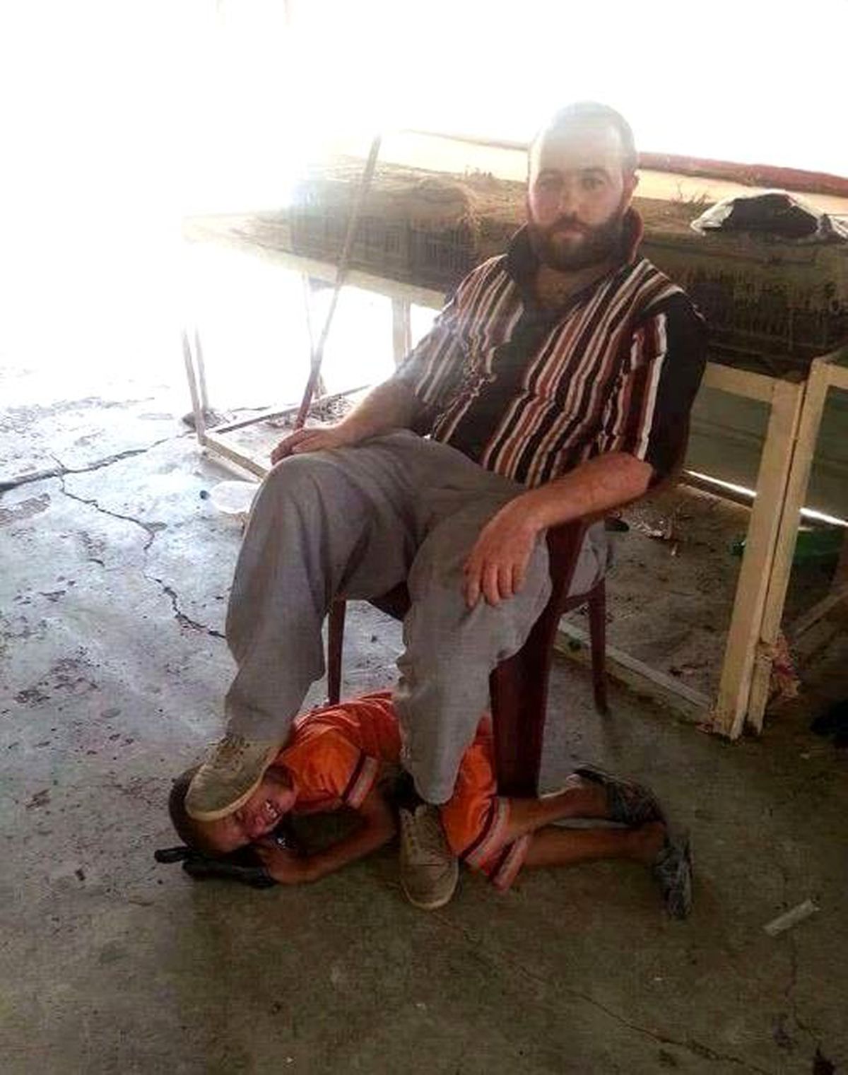 Çocuğu Ayaklar Altına Alıp Fotoğraf Çektiren Vicdansıza Tepkiler Yağıyor
