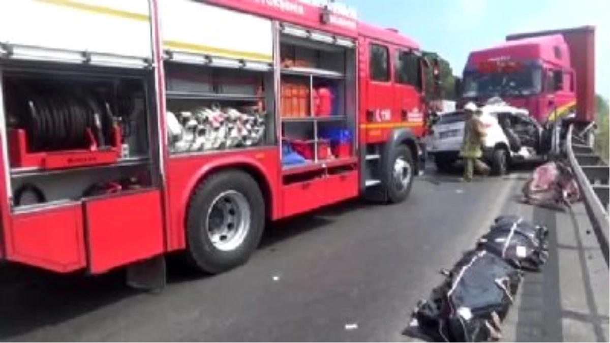 Manisa\'da TIR 3 Otomobile Çarptı: 2 Ölü, 4 Yaralı