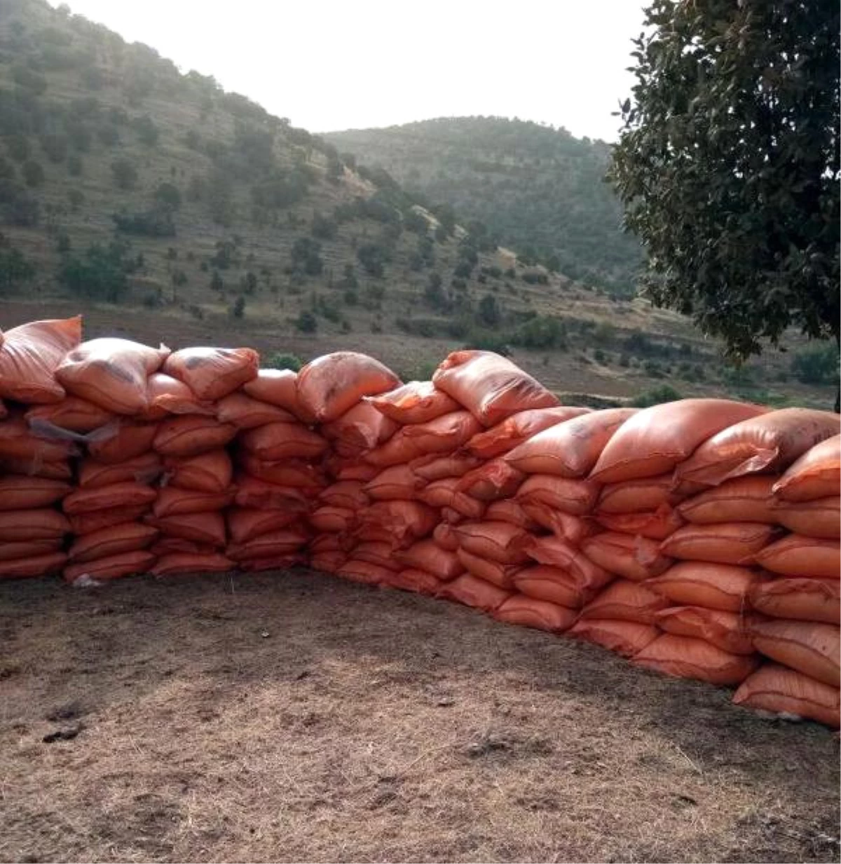 Mardin\'de Terör Örgütü PKK Sığınağında 7 Ton Amonyum Nitrat Ele Geçirildi