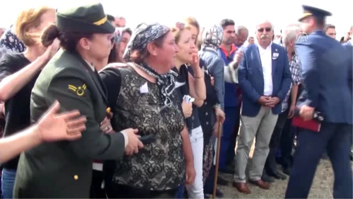 Şehit Jandarma Astsubay Kıdemli Çavuş Yılmaz\'ın Cenazesi Toprağa Verildi