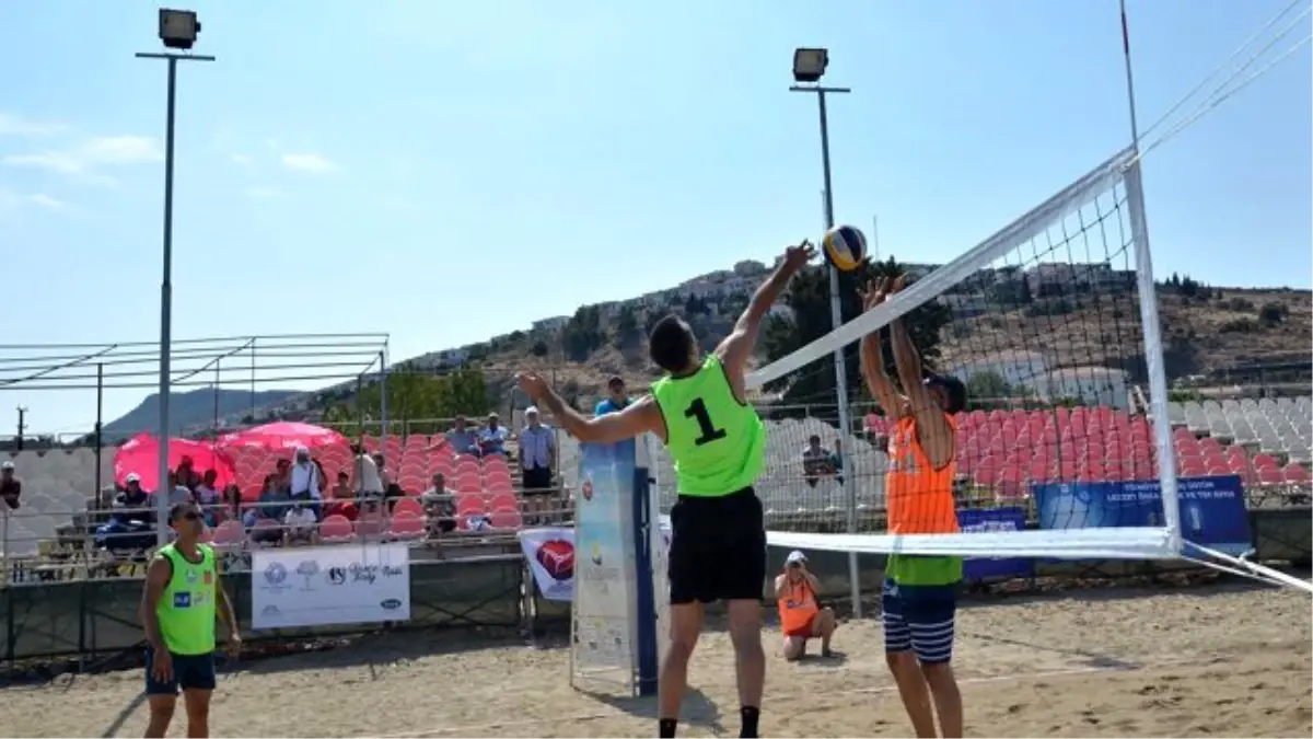 Usta Voleybolcular, Foça Plajı\'nda birinci olmak için yarışıyor