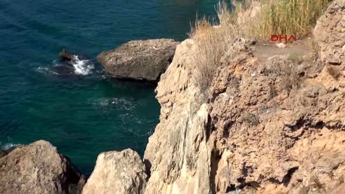 Antalya Falezlerden Düşen Kadını Polis ve İtfaiye Kurtardı