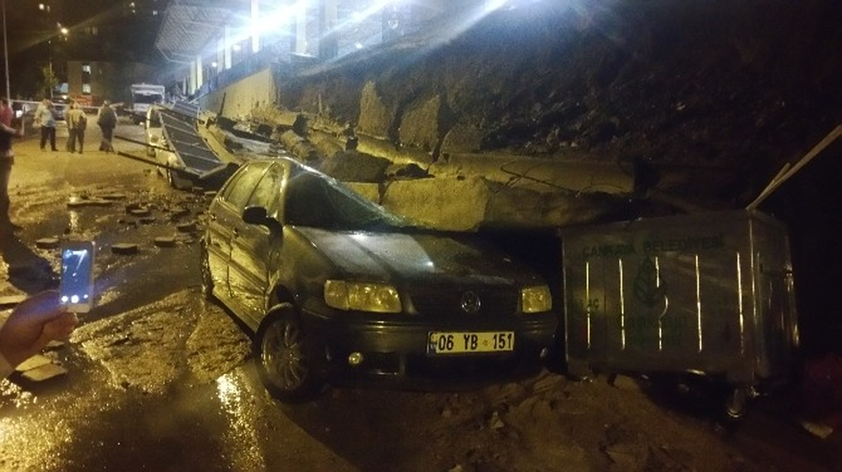 Başkent\'te Sağanak Yağmurun Etkisiyle Semt Pazarının Duvarı Çöktü