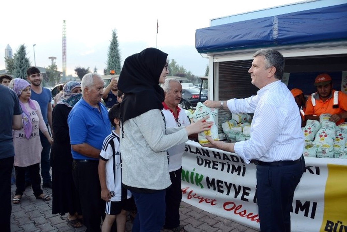 Büyükşehir\'den Organik Meyve İkramı