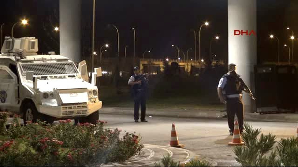 Diyarbakır-Pkk\'lı Teröristler, Diyarbakır Havalimanı\'nda Polise Roketatarlı Saldırı Düzenledi